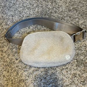 Lululemon everywhere belt bag, shearling/Fleece